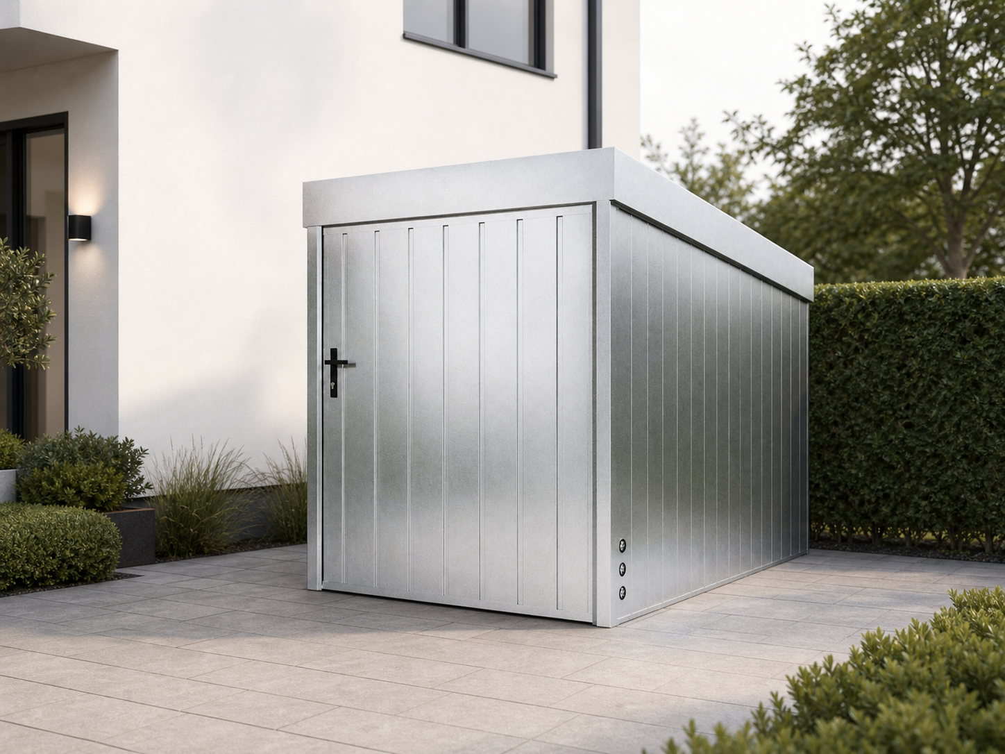 Motorradgarage aus Stahl an einem modernen Wohnhaus